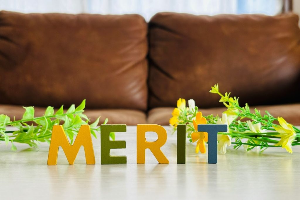 「MERIT」の文字が書かれた写真