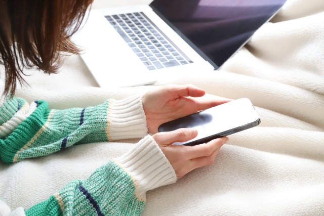 女性がスマホを操作している