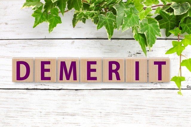 DEMERITと書かれたブロックが並んでいる