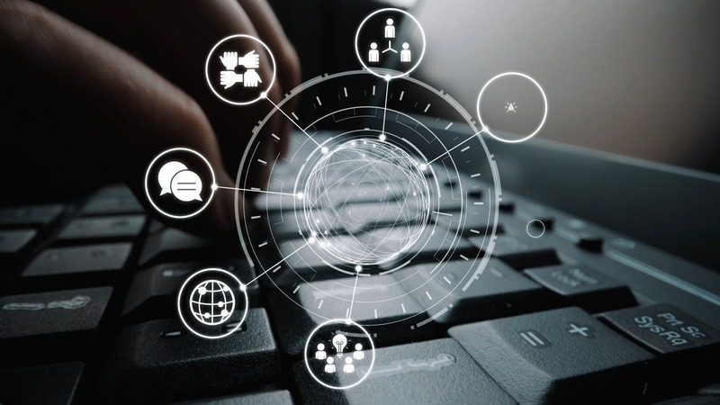 パソコンのキーボードの上に、サービスのイメージ図が浮かんでいる