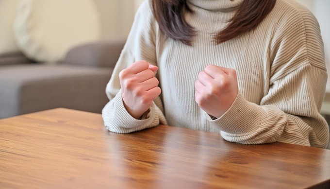 女性がガッツポーズをしている