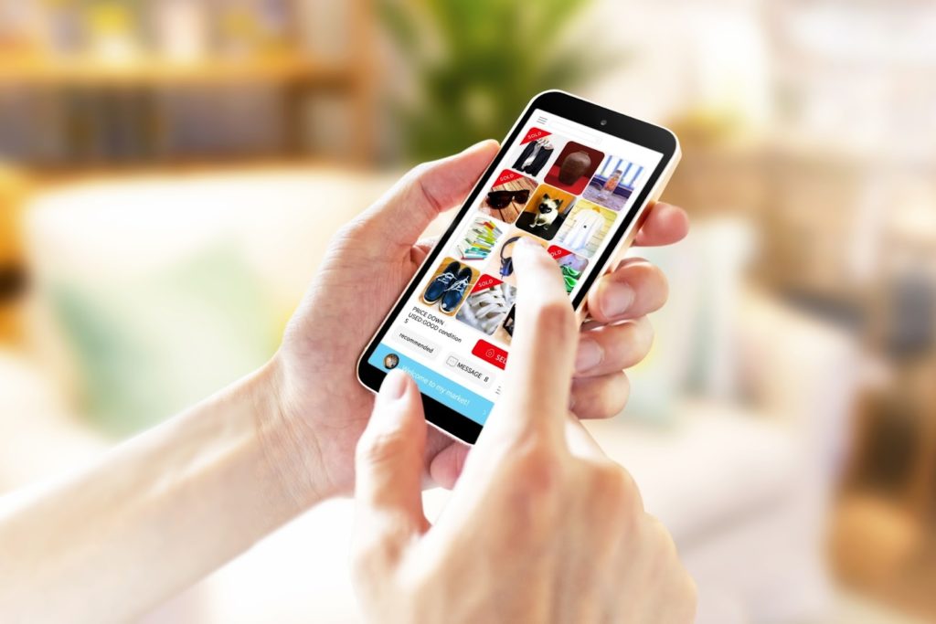 スマホでメルカリの画面を操作する人の手元