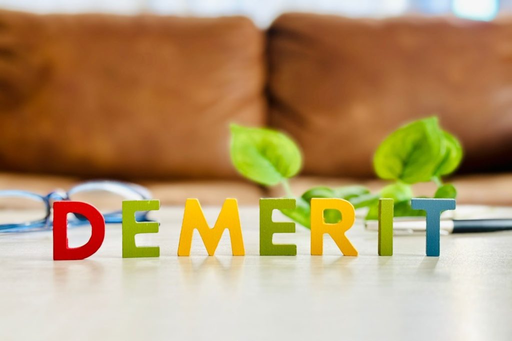 「DEMERIT」の文字が書かれた写真