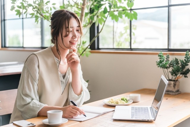 ブログのデータを確認する女性