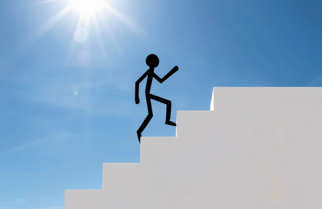 ４段のステップとそれを登っていく人形の写真