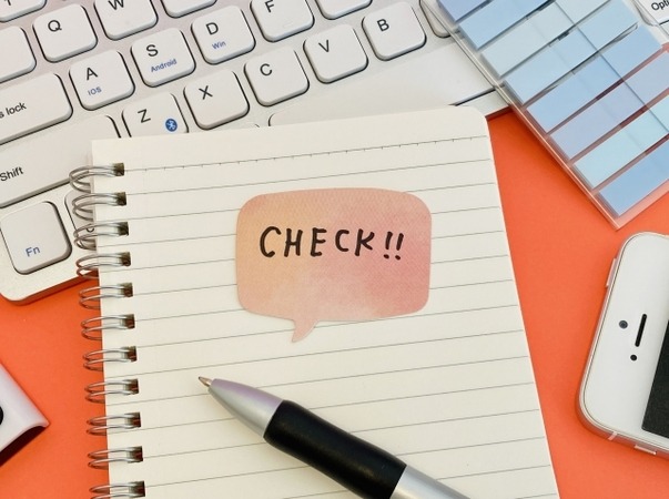ノートの上にCHECK!と書かれた付箋とペン