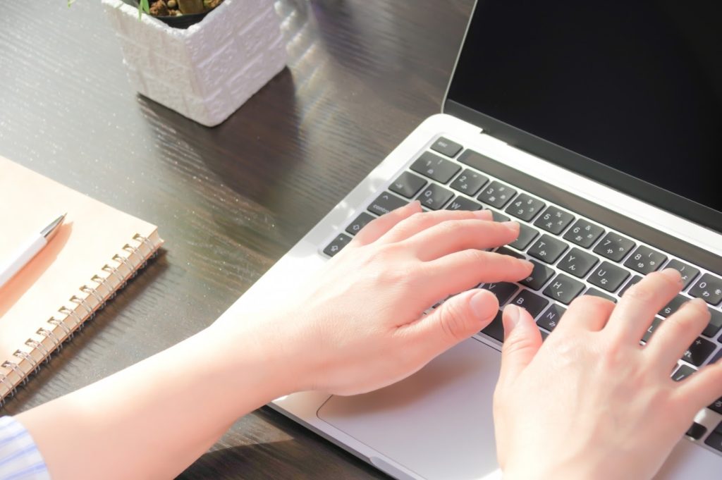 パソコンを操作する人の手元の写真