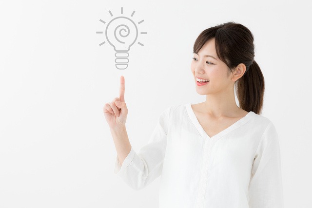 明るい表情で閃いた様子の女性