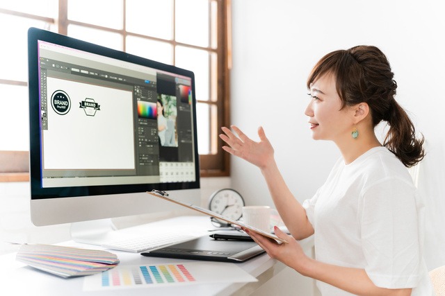 パソコンの前で仕事をしているWebデザイナーの女性