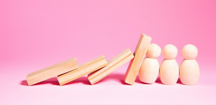 人型の木のブロックが倒れる木を支えている