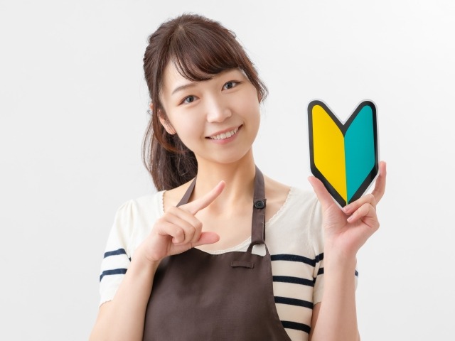 初心者マークを指さす女性